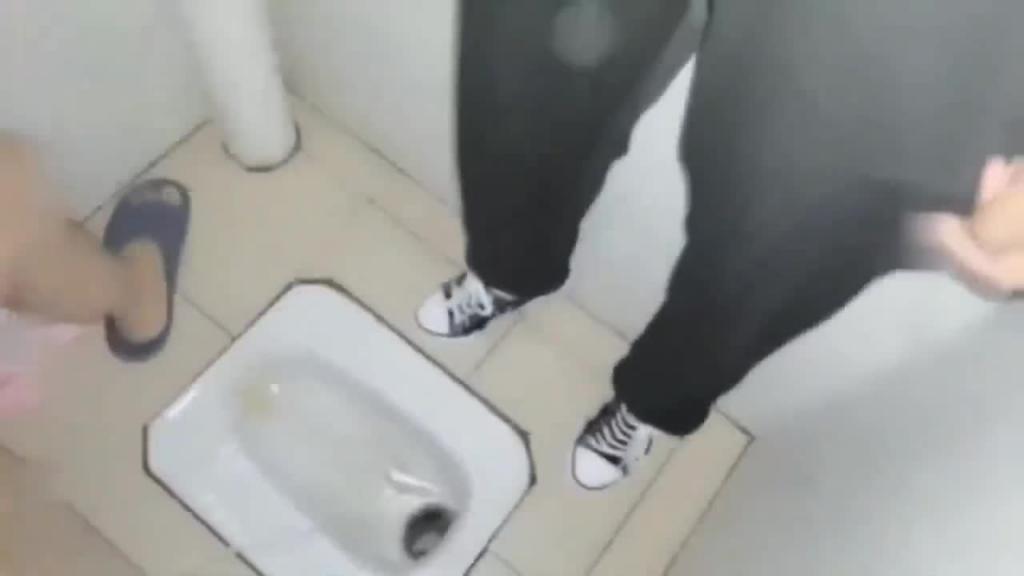 毁三观热门推荐【父女乱伦】为了买个手机被父亲深入白虎穴,全程记录!可惜了纯情萝莉 预览截图 2