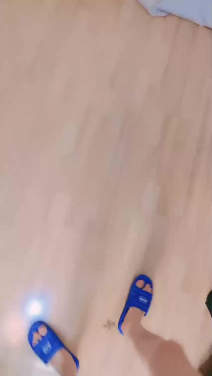 自拍流出卡哇伊萝莉萌妹被炮友随意玩弄脱下内裤路一线天逼逼站立翘着圆润屁股后入跪在沙发上一下下撞击勐操 预览截图 1