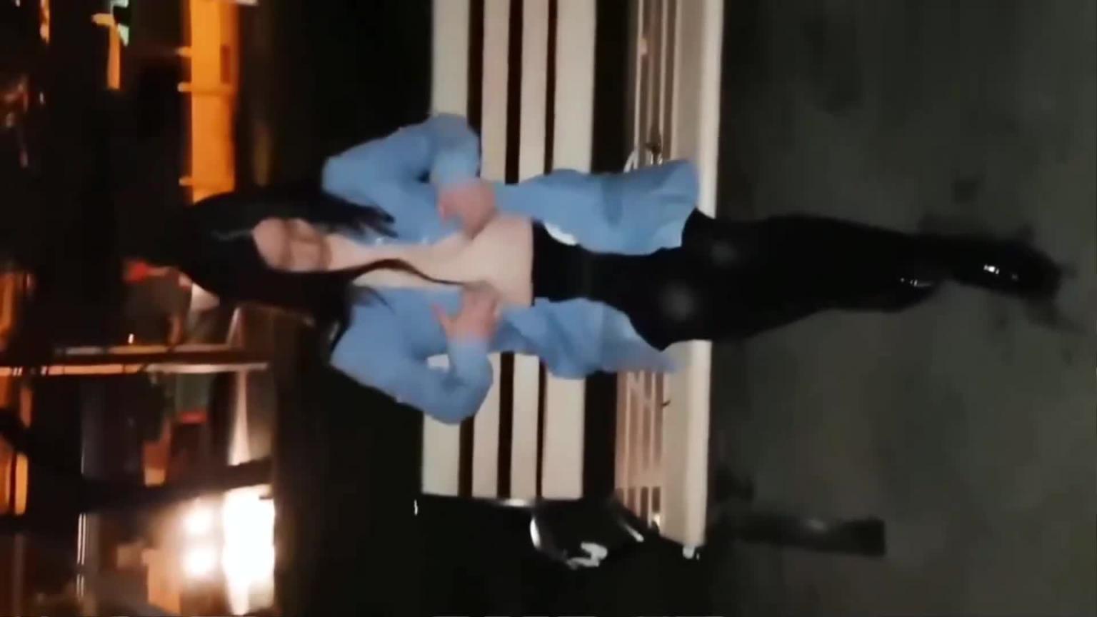 大胆小骚妇街头裸露勾引路人简直亮眼 预览截图 4