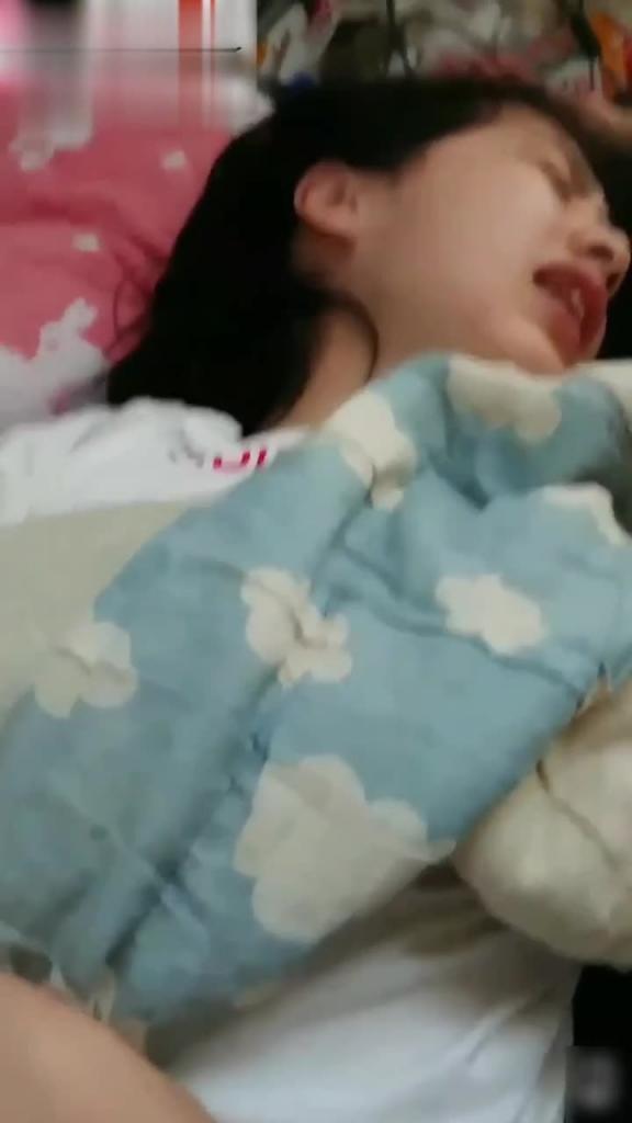 【真实乱伦】女儿考上一本了 给她买苹果电脑在这个暑假狠狠操她 预览截图 1