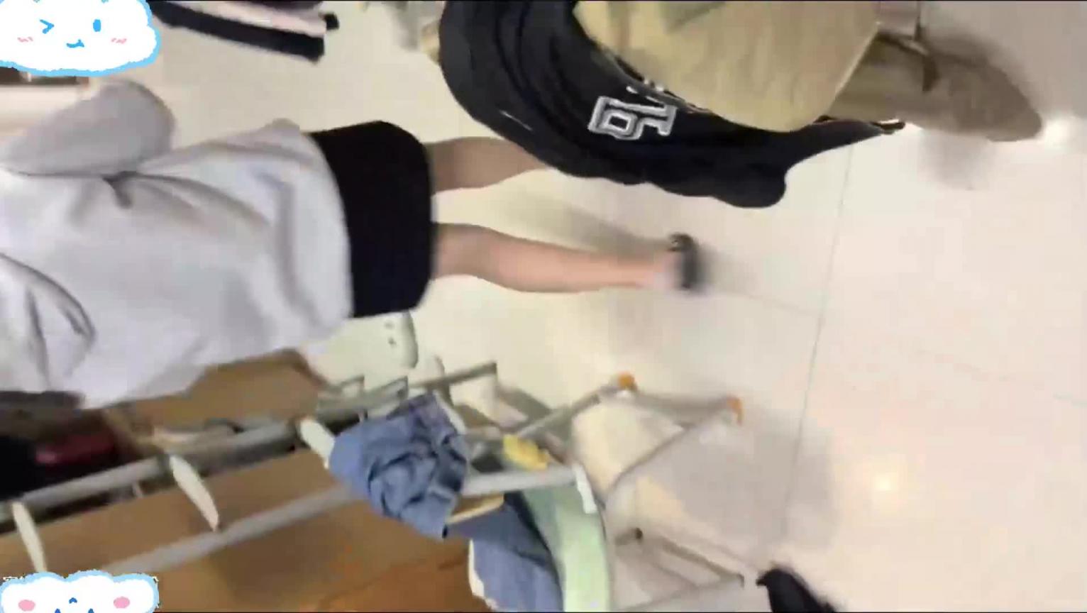 【超级有趣的偷拍视频】宿舍偷拍舍友！聊天八卦研究男人！厕所抠逼干一手水 预览截图 1