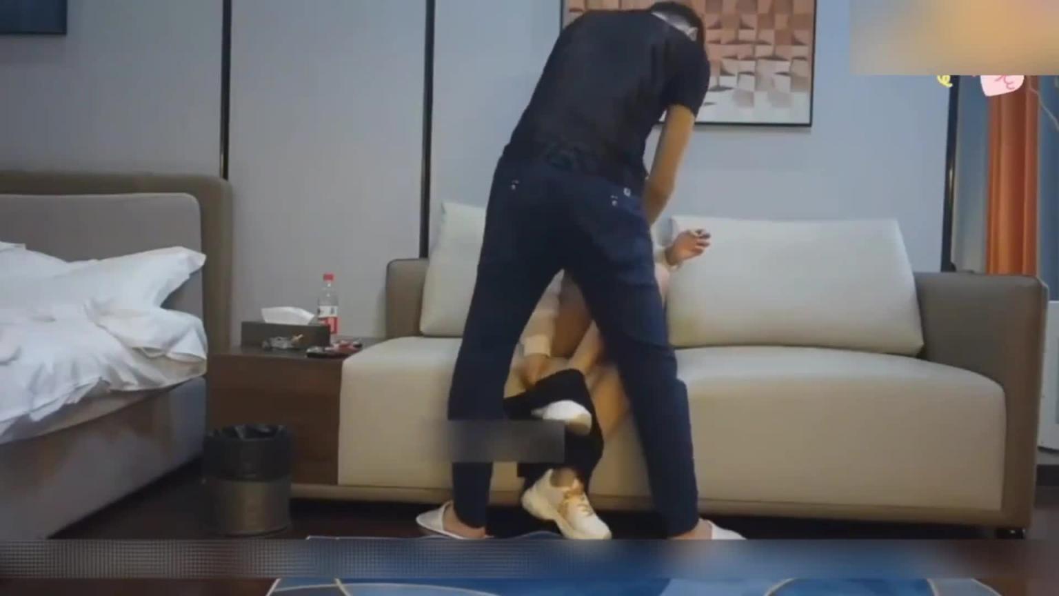 170CM的极品空姐飞行体验高跟丝袜服务1/3 预览截图 7