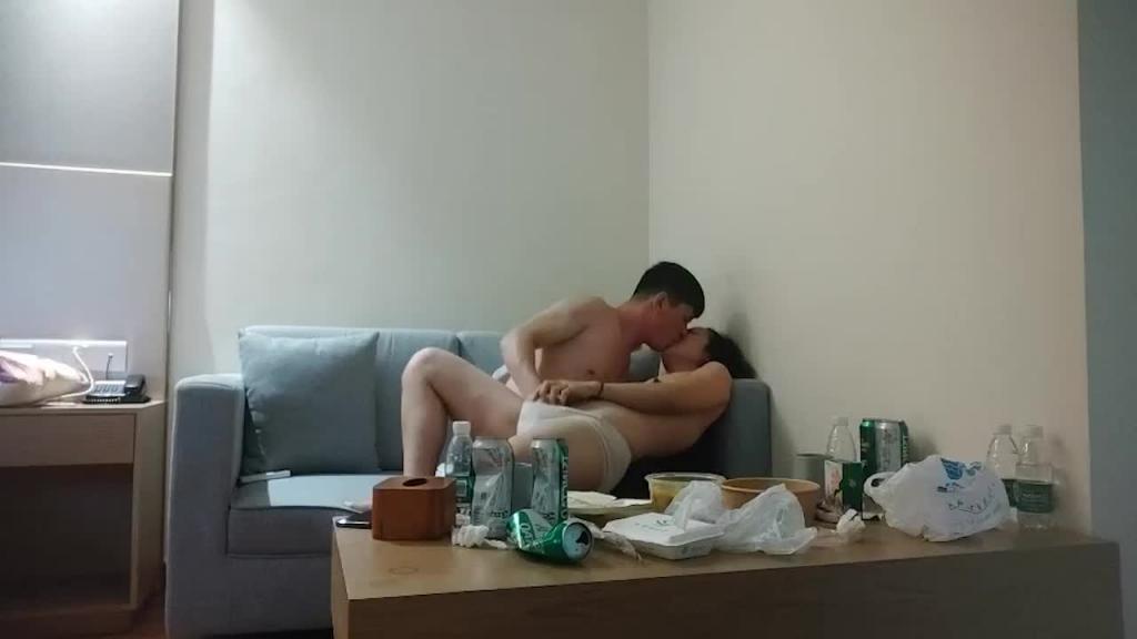 【爱情故事】网聊新人,良家骚女今天见面,撩下衣服吸奶扣穴,转战床上爆操骚逼 预览截图 4