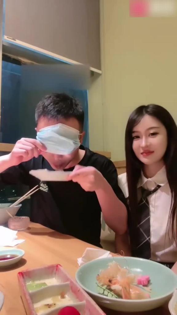 广州女S料理店调教相亲对象, 路人一脸懵逼，舔脚当狗吃唾液,抖音路人拍摄上热门。 预览截图 2
