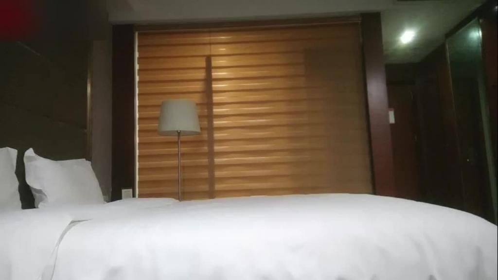 【勾搭旗袍少妇-酒店开房】我好喜欢你鸡巴,操的我好爽 预览截图 4