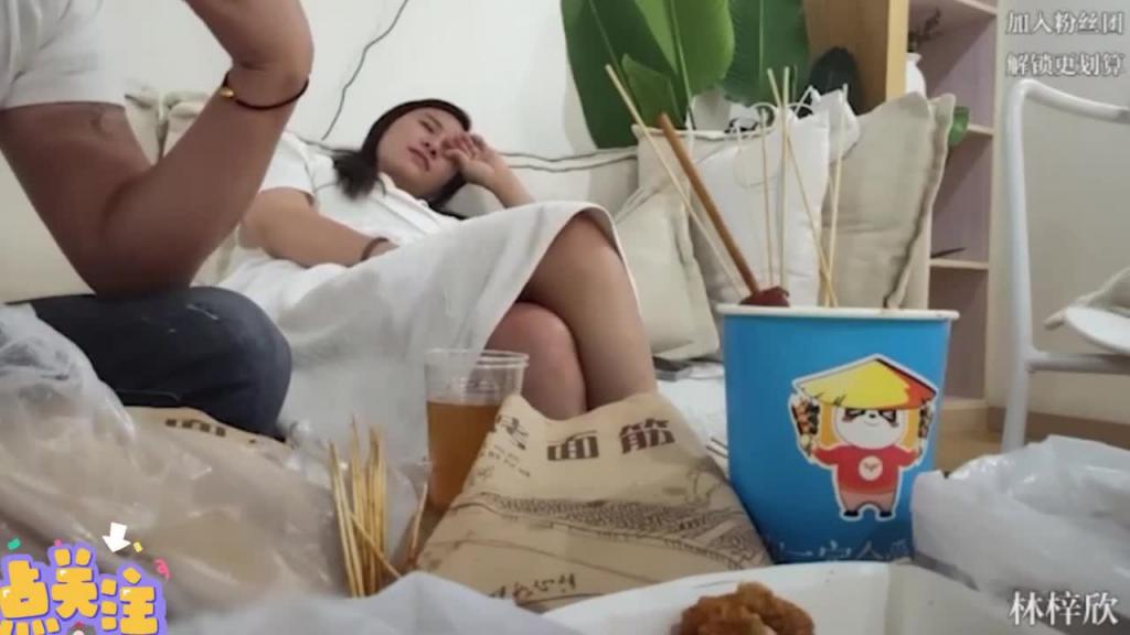 反差婊女老师返场教师节被兄弟强操 预览截图 2