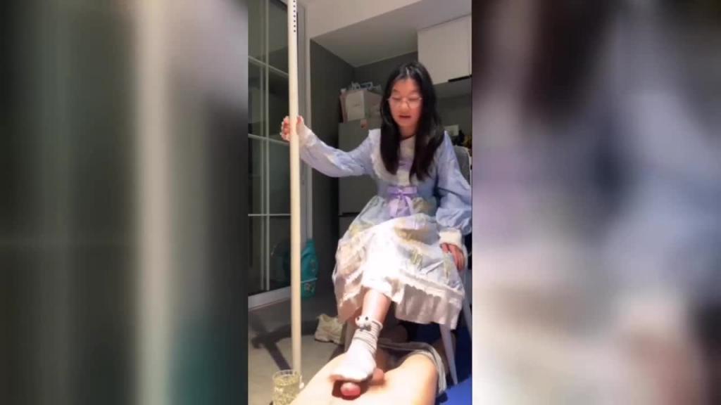 (调教男奴-洛丽塔少女足交)啊啊我踩死你,让你爽,好他妈会玩 预览截图 8