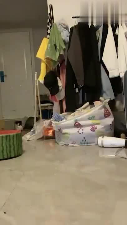 反差表男友早泄生气自己到一边拿假吊自慰 预览截图 2