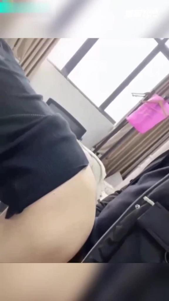 【大奶淫妻】广东雅雅商场摸奶野外露出3P全程露脸!素人非网黄 预览截图 9
