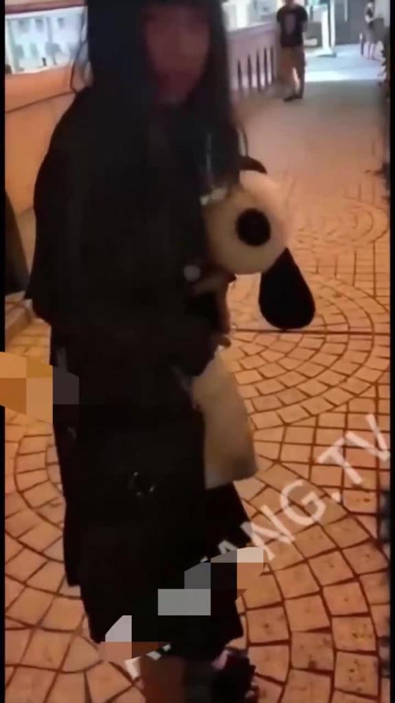 【00后绿奴】爱玩群p的高颜值小母狗,被男友带去淫趴、路上先跳蛋调教,酒店同时被5名男子玩弄,十分淫乱 预览截图 1