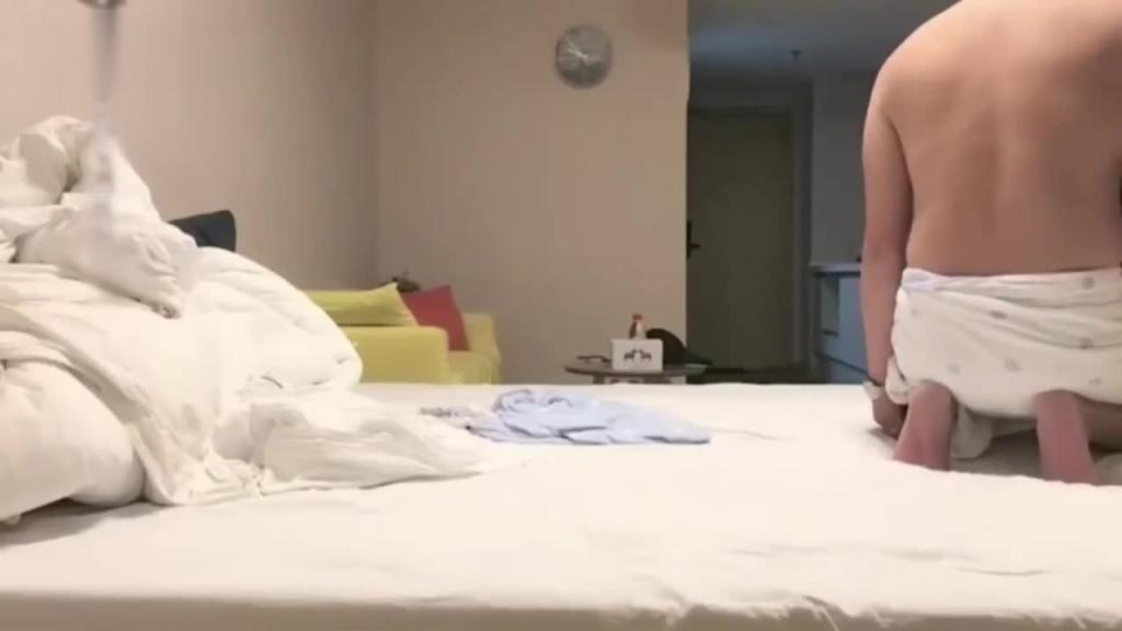 高颜值!东航空姐兼职门事件,被不小心内射,索要红包买避孕药,对白很有意思。 预览截图 7