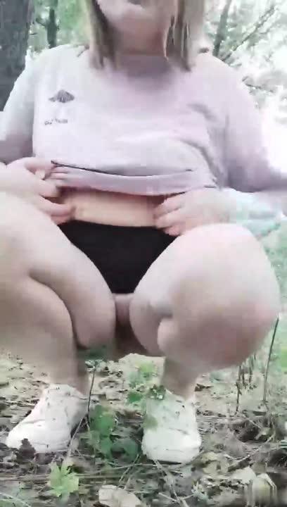 骚妇燕姐勾引两个70岁左右的放羊老头到树林野战淫乱3P大爷吃了药下面也貌似硬度不够 预览截图 2