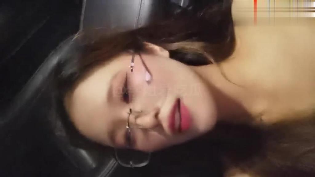 妹子在出租车上黄播被司机知道后拉到荒郊野外在车上给操了! 预览截图 6