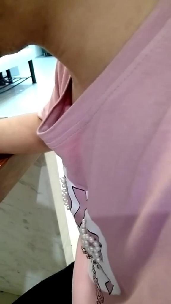 【母子乱伦】风韵黑丝老妈儿子看了受不了抱起来操30 预览截图 2