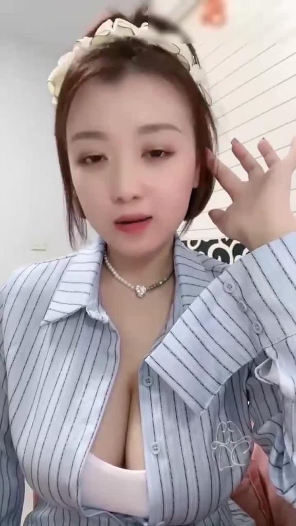 甜美小姐姐！一对豪乳唿之欲出！撩下小背心柔软奶子，多毛骚穴掰开特写，小秀一波 预览截图 2