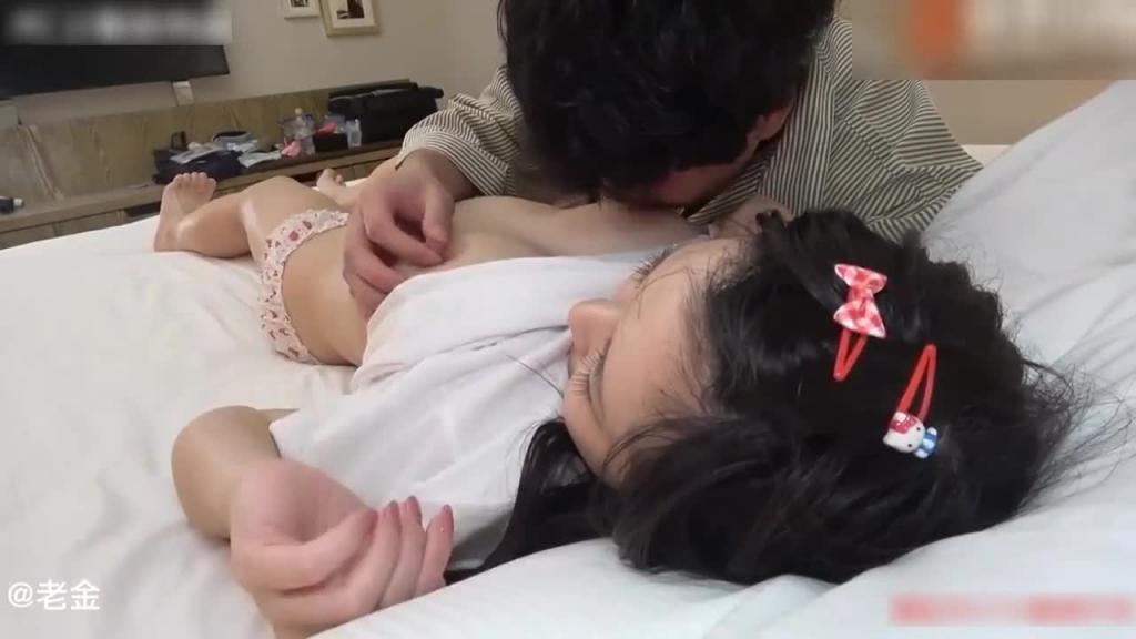 抖音博主骗操日本超级甜美少女,巨乳高中生逛街游戏厅开房内射 预览截图 6
