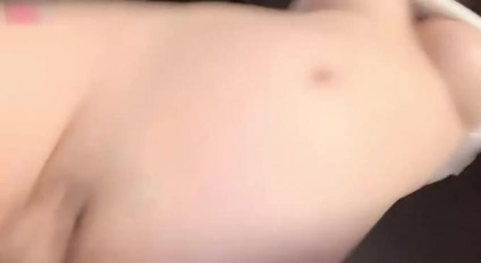 京鱼儿_童颜巨乳，可爱毛女，被神秘男舔逼，道具自慰 预览截图 1