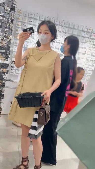 4K高清设备偷拍抄底商场化妆品专柜前的极品美女 预览截图 7