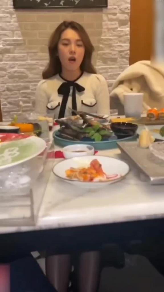 抖音泄密美女榜一线下日料店足交后入爆肏扇巴掌舔屁眼 预览截图 1