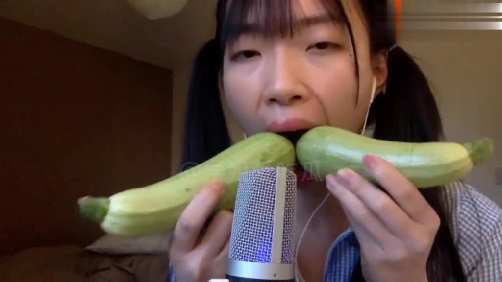 玩出新高度！极品萝莉妹子一次玩两根角瓜！神马东西都是玩物！收费！ 预览截图 5