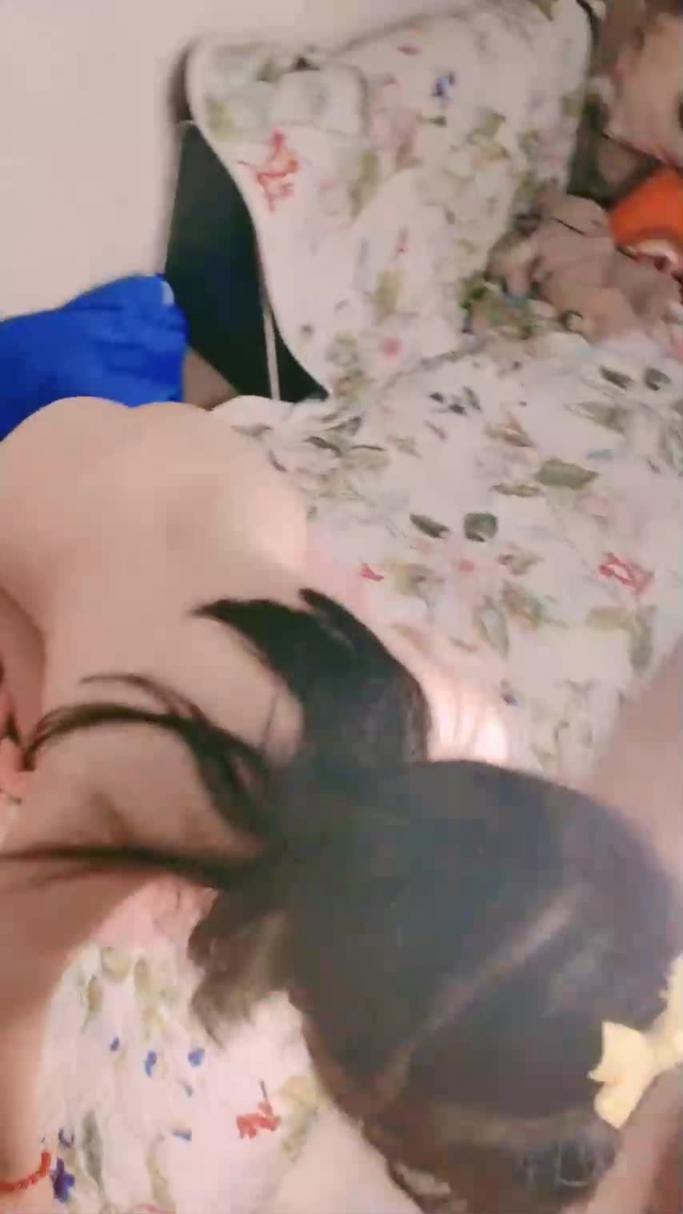 自拍流出卡哇伊萝莉萌妹被炮友随意玩弄脱下内裤路一线天逼逼站立翘着圆润屁股后入跪在沙发上一下下撞击勐操 预览截图 6