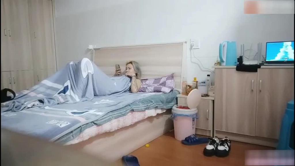 偷情乱伦嫂子,干完就跑怕大哥口来,留嫂子一人在床上落寞擦逼上的淫水精液 预览截图 2