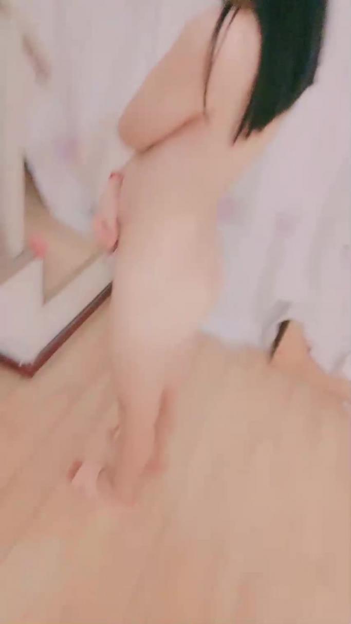 自拍流出卡哇伊萝莉萌妹被炮友随意玩弄脱下内裤路一线天逼逼站立翘着圆润屁股后入跪在沙发上一下下撞击勐操 预览截图 4