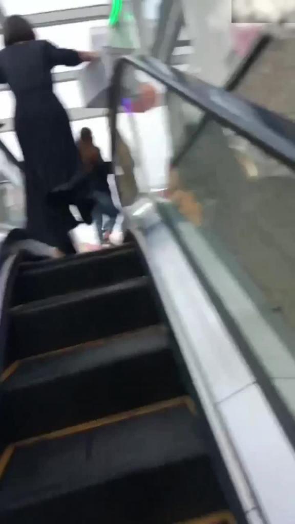 {尾随街射+厕拍+露出共十部经典合集}路边美女被吓哭,学妹变态露出！ 预览截图 3