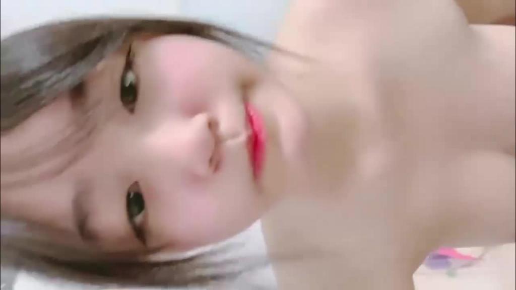 高一学生卡哇伊甜美少女美乳粉穴,翘起屁股怼在镜头前 预览截图 10