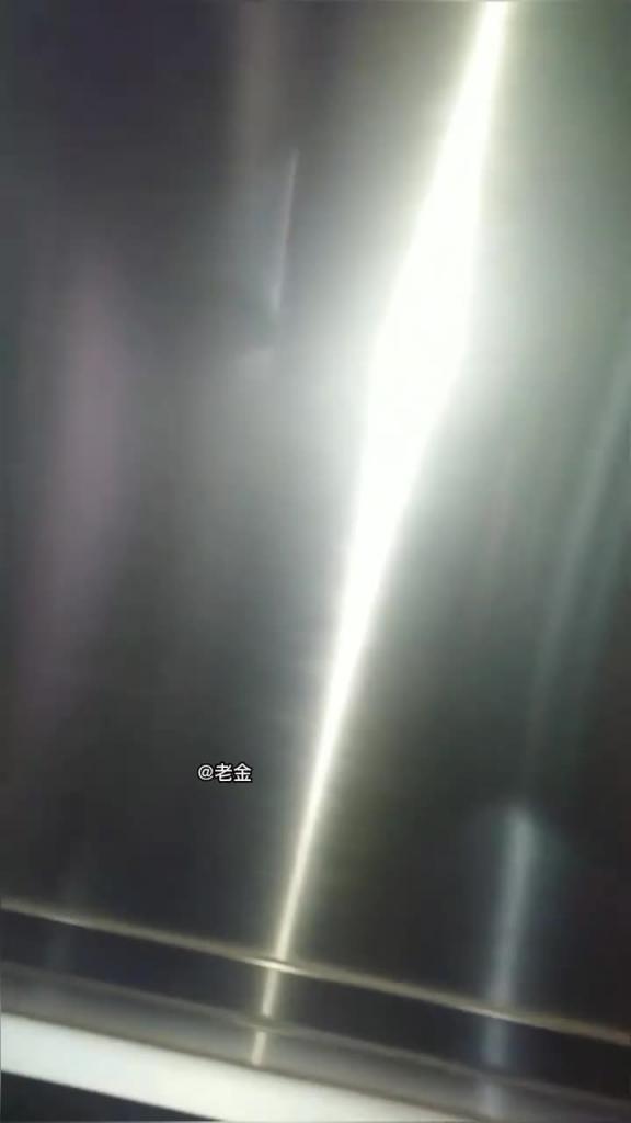成都大神尾随抄底美女各种骚丁无内裤偶遇明星和网红 预览截图 5