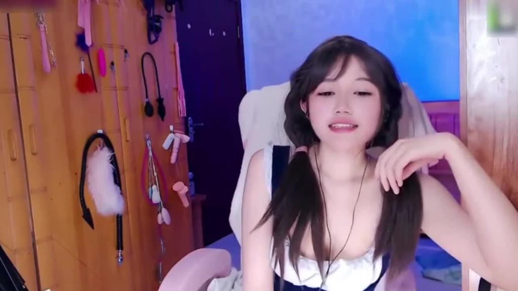 双马尾萝莉少女岔开双腿自慰,娇喘呻吟非常大声高潮颤抖很会玩 预览截图 12