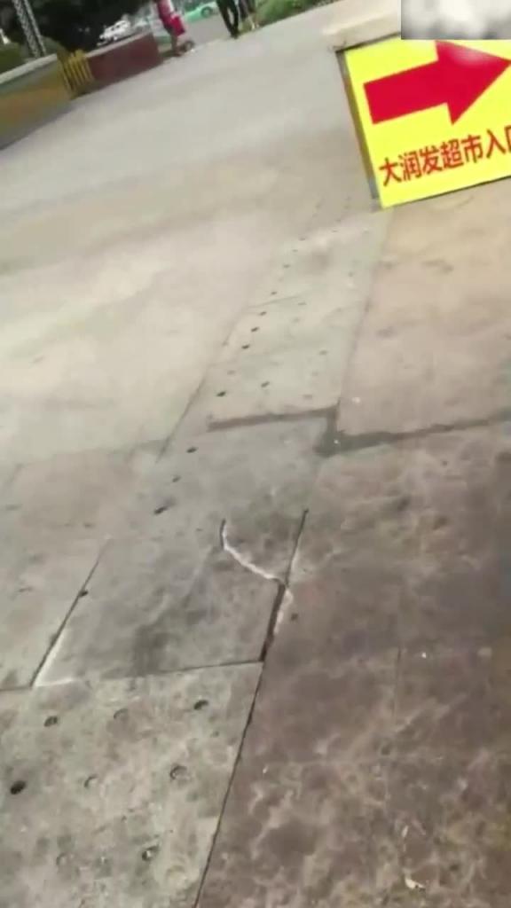 {尾随街射+厕拍+露出共十部经典合集}路边美女被吓哭,学妹变态露出！ 预览截图 4