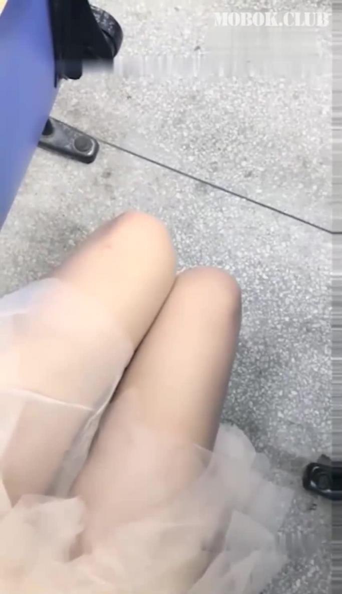 当代大学真实生活美腿大学妹课堂上就开秀老师上面讲课自己坐最后一排发臊同学不停往这里看 预览截图 11