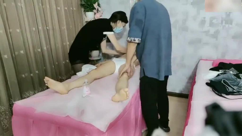 深圳少妇找来一男一女技师按摩按到到性欲高涨3p玩起双飞淫荡至极对白刺激后入抽插转奶爆操无套内射 预览截图 1