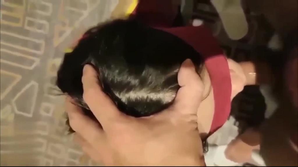 抖音大V兔牙蛇蛇,喝尿颜射性虐舔脚,反差婊无疑 预览截图 3