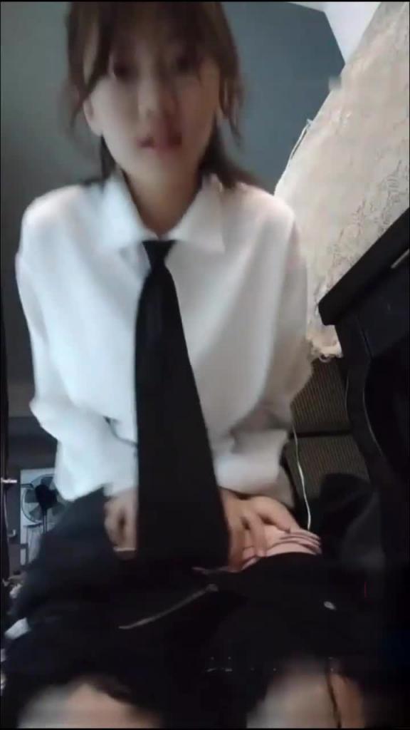 抖音网红高三学生贺子涵直播给榜一大哥看处女膜,被母亲撞见要报警 预览截图 3