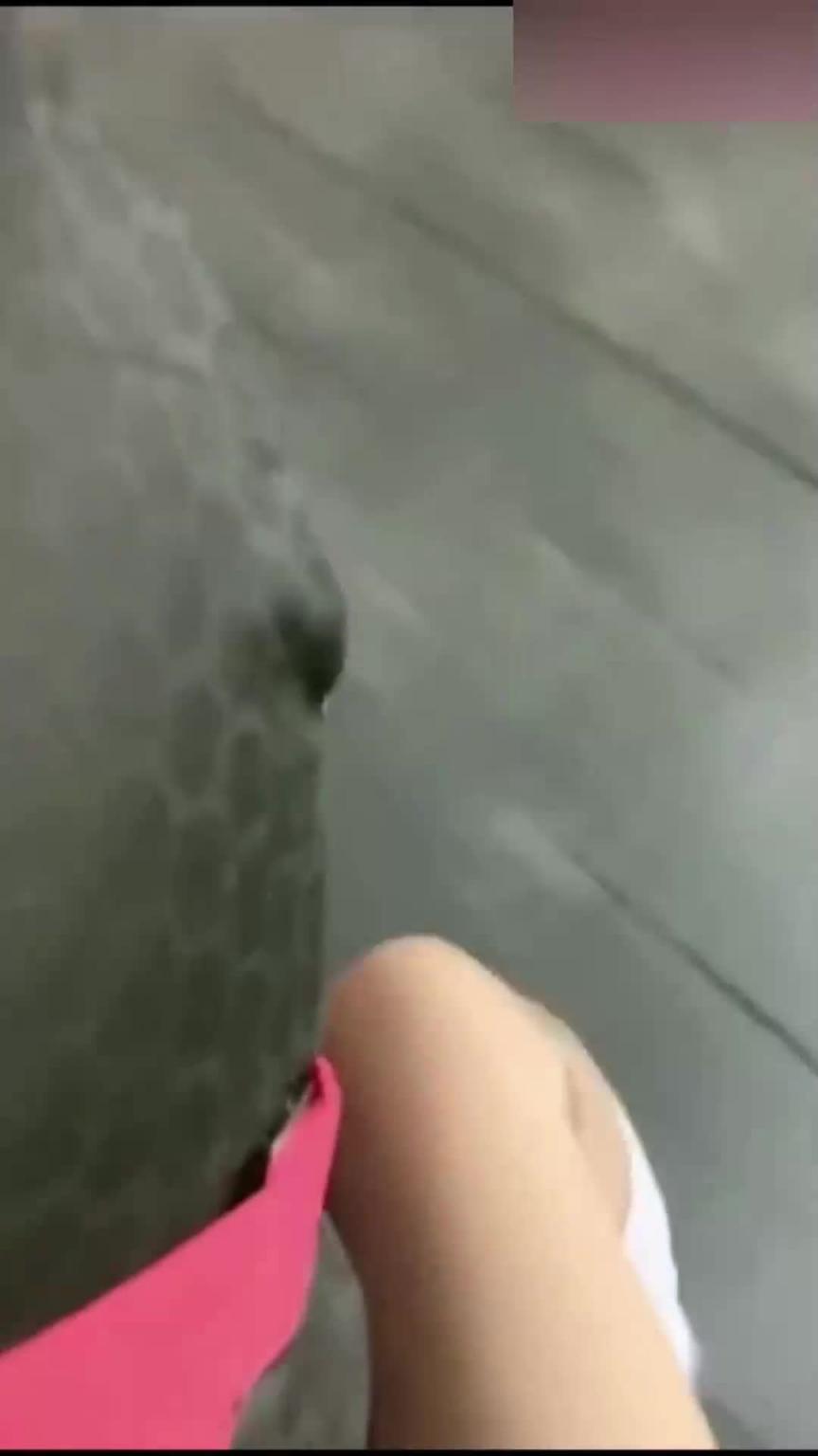 万人求网红萝莉户外勾引外卖小哥厕所做爱流出 预览截图 3