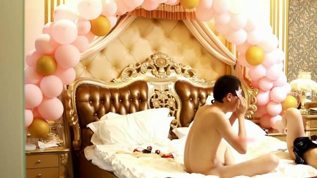 【绿帽淫妻】绿帽老公与好友酒店3P娇嫩女友 预览截图 10