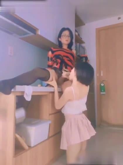 【精选少女】男扮女装诱骗良家小女孩，说自己是拉拉结果脱掉内裤露出大屌 预览截图 11