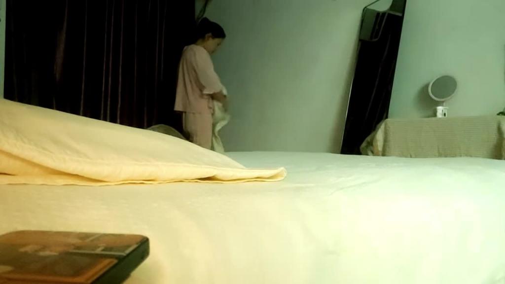 【玩人妻】老哥约操熟女人妻,喝酒聊天调情,来兴致换算睡衣开操,埋头大屌插嘴。 预览截图 3