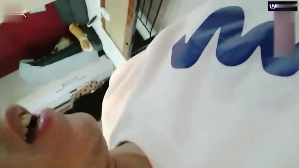 【母子乱伦】儿子偷拿妈妈内裤打飞机，被妈妈发现内射了 预览截图 2