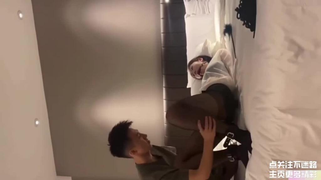 【网曝真实教师门事件】完整版真实泄密大学生调教英语老师，直接把老师给干失禁了 预览截图 1