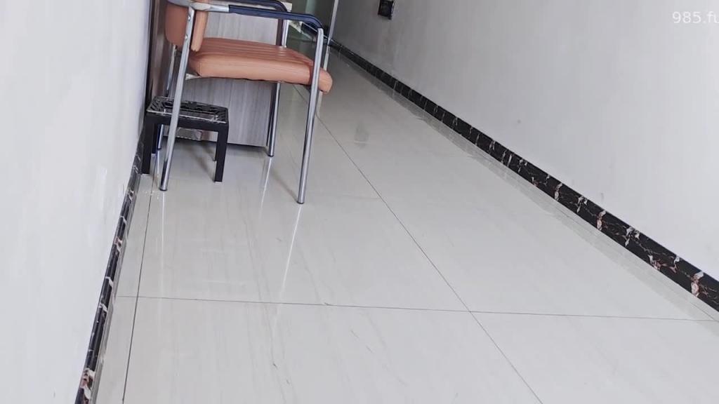 放荡骚妈穿情趣内衣去上班,办公室里激情做爱,淫水喷了一桌子 预览截图 9