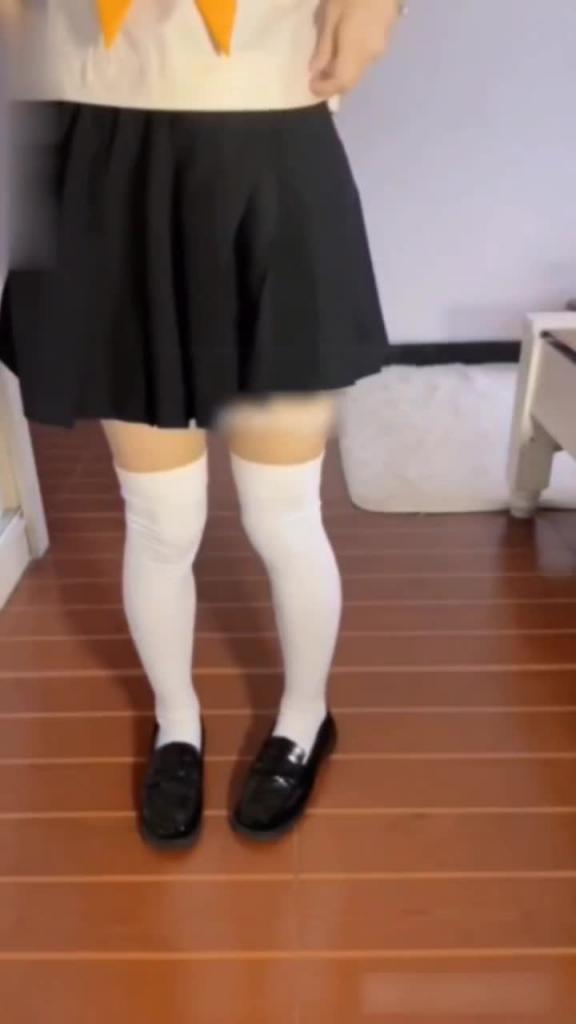 【萝莉学妹】04年女学生极品萝莉露脸福利水手服自慰近距离掰粉穴特写 预览截图 1