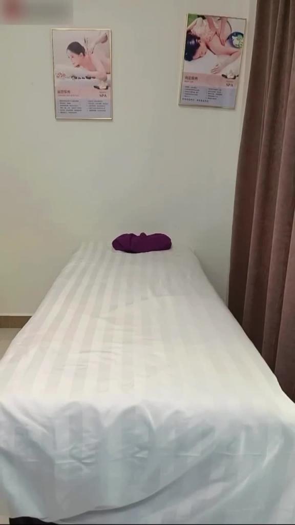 【万人求-巨乳女技师强奸高中生】叫上闺蜜按着高中生,女上位强奸 预览截图 1