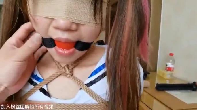【萝莉调教】双马尾萝莉遇见炮机图书馆露出自慰高潮喷水 预览截图 3