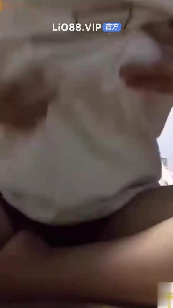 高中生在宿舍偷偷自慰年纪轻轻阴唇就这么皱肯定玩得不少 预览截图 11