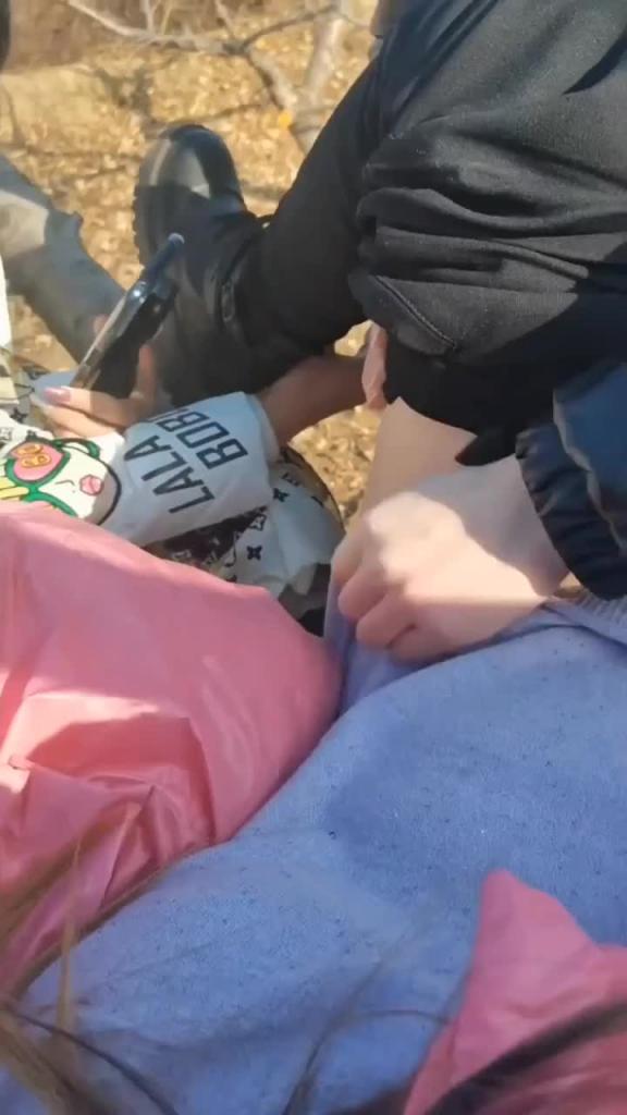 户外树上操逼，两男两女淫语对白。 预览截图 12