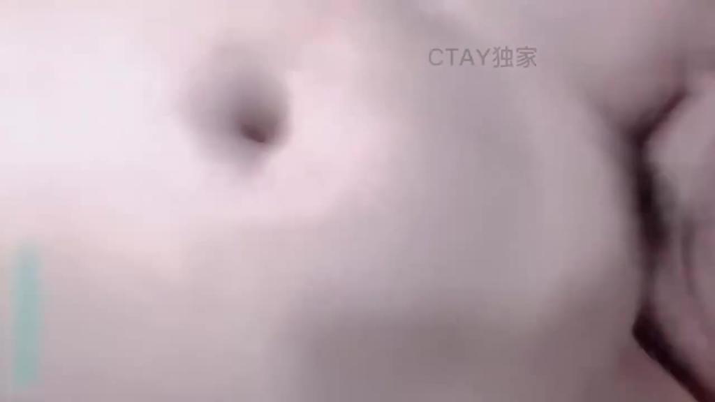 [全网爆火乱伦封神重庆母子门 老汉还在客厅儿子兽欲大发强行肉母对白真实下流满足儿子无耻要求 预览截图 8
