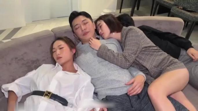 【极品佳作-同事聚餐变成群P大战】同事聚餐喝多了,性瘾妹子主动勾引挑起群P大战 预览截图 1